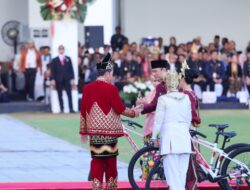 Menteri AHY Menangkan Busana Adat Terbaik pada Upacara Penurunan Bendera Sang Merah Putih