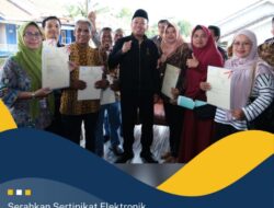 Kementrian ATR/ BPN Serahkan 44 Sertipikat Elektronik Hasil Program PTSL di Balikpapan 