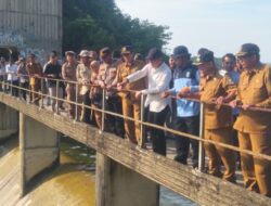 Kadisperta-KP & Kadis PUPR Dampingi Wamendagri Memantau Waduk Klampis, Untuk Swasembada Pangan Di Sampang