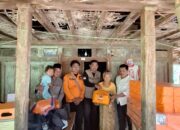 Dua Lansia Kakak Beradik di Kedungdung Terima Bantuan Logistik dari BPBD Sampang