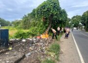 Kapolsek Jrengik Dan Anggotanya Gelar Kerja Bakti, Bentuk Kepedulian POLRI Terhadap Kebersihan Lingkungan
