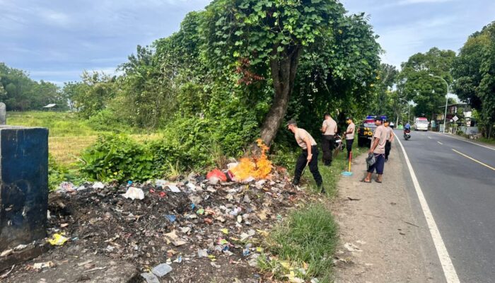 Kapolsek Jrengik Dan Anggotanya Gelar Kerja Bakti, Bentuk Kepedulian POLRI Terhadap Kebersihan Lingkungan