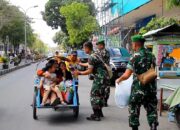 Bentuk Kepedulian Sosial, Kodim Sampang Berikan Ratusan Nasi Kotak Kepada Tukang Becak Dan Kaum Dhuafa