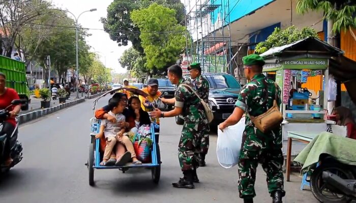 Bentuk Kepedulian Sosial, Kodim Sampang Berikan Ratusan Nasi Kotak Kepada Tukang Becak Dan Kaum Dhuafa
