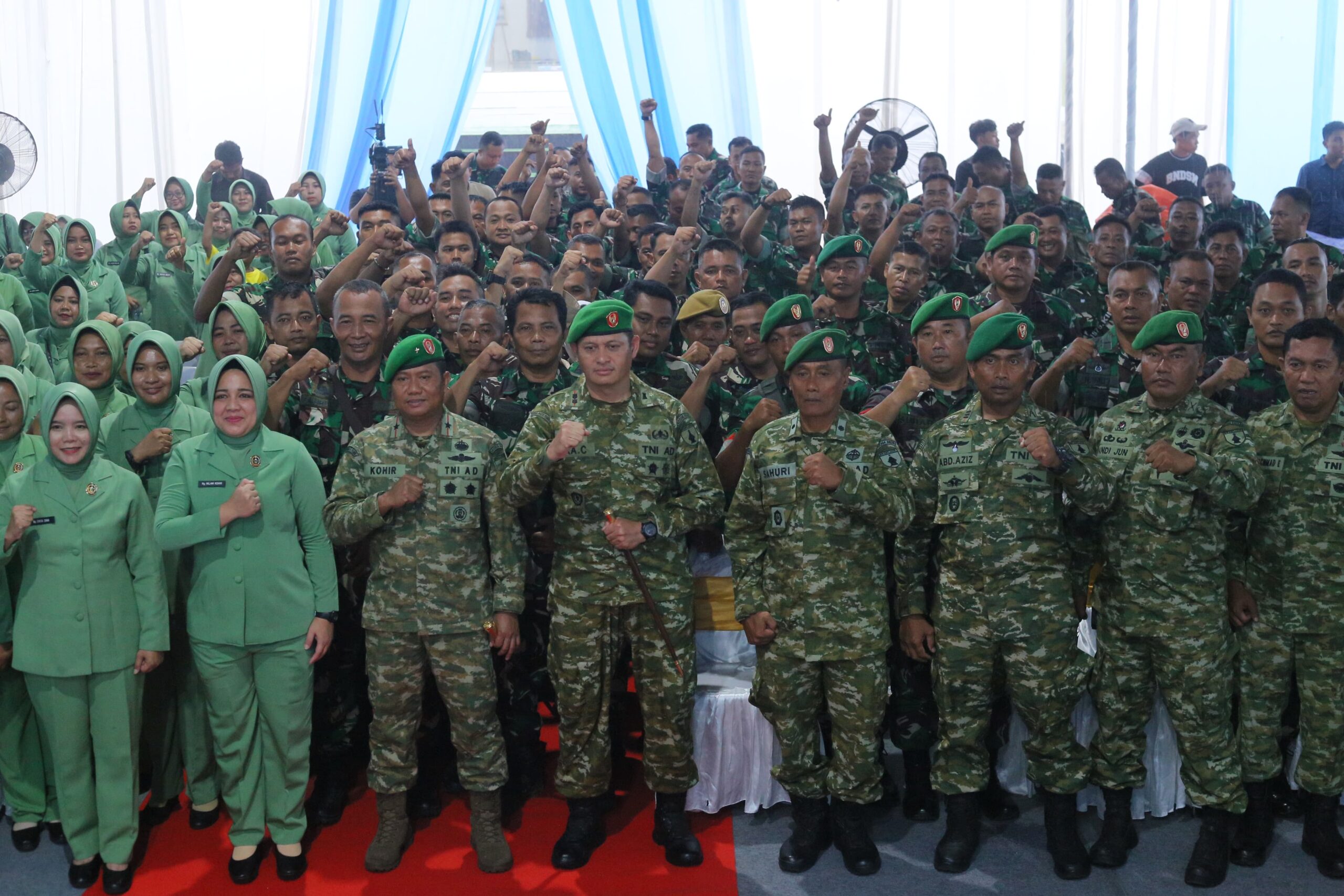 Caption (Foto bersama Danrem 084/Bhaskara Jaya dan Dandim 0828/Sampang beserta jajarannya)