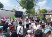 Tuntut Keadilan Kekerasan Guru Tugas, Ratusan Massa Geruduk Kantor Pengadilan Negeri Sampang
