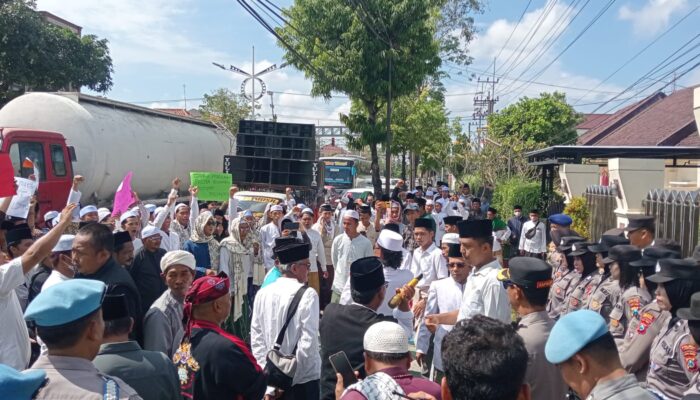 Tuntut Keadilan Kekerasan Guru Tugas, Ratusan Massa Geruduk Kantor Pengadilan Negeri Sampang