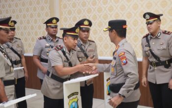 Penyegaran Tingkatkan Kinerja Pelayanan, Kapolres Sampang Pimpin Sertijab PJU Dan Enam Kapolsek