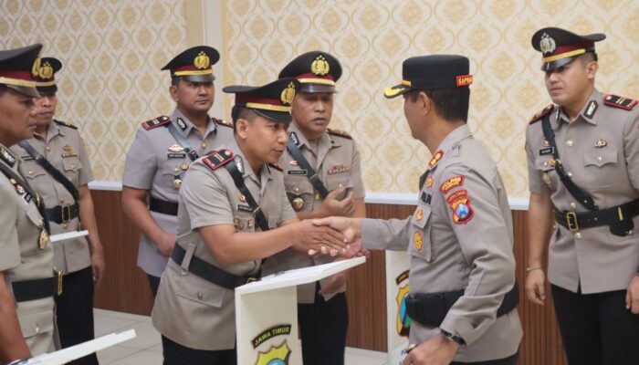 Penyegaran Tingkatkan Kinerja Pelayanan, Kapolres Sampang Pimpin Sertijab PJU Dan Enam Kapolsek